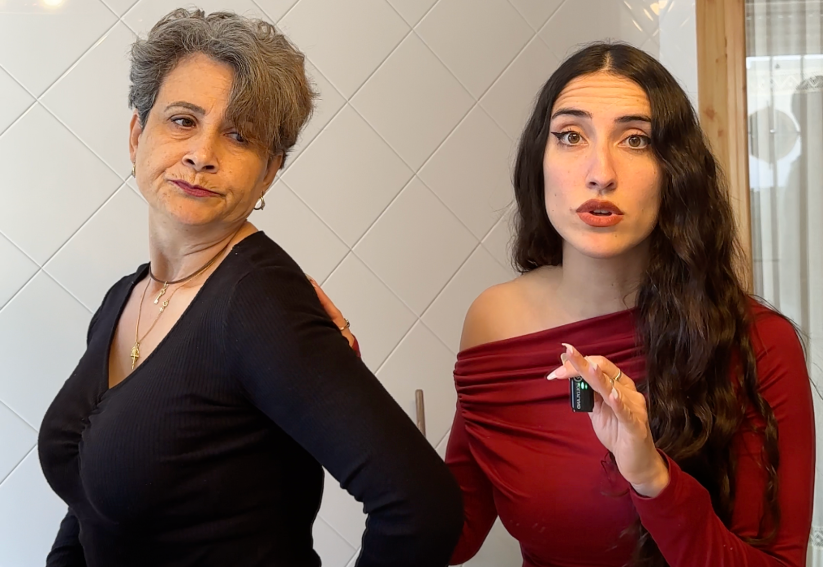 mama mujer en menopausia mirandose al espejo mal